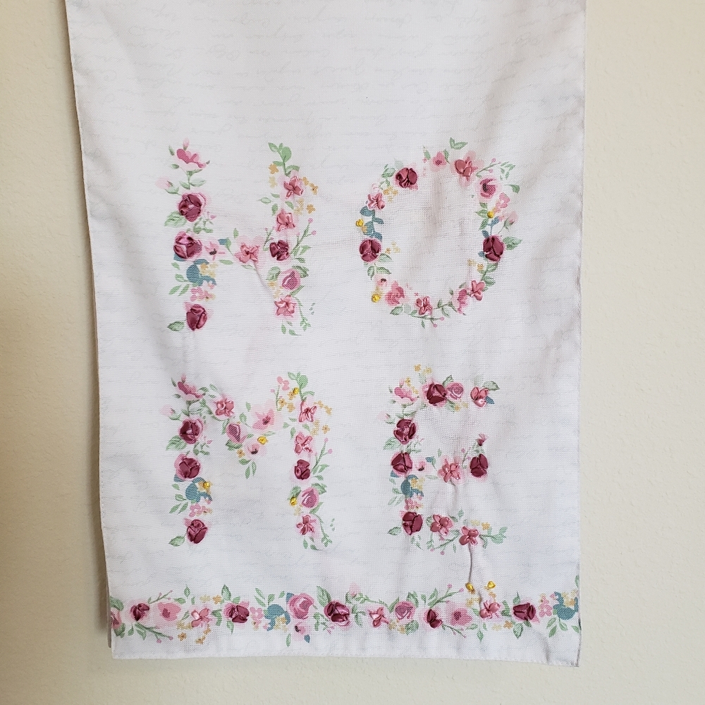 HOME Table Runner
NWT